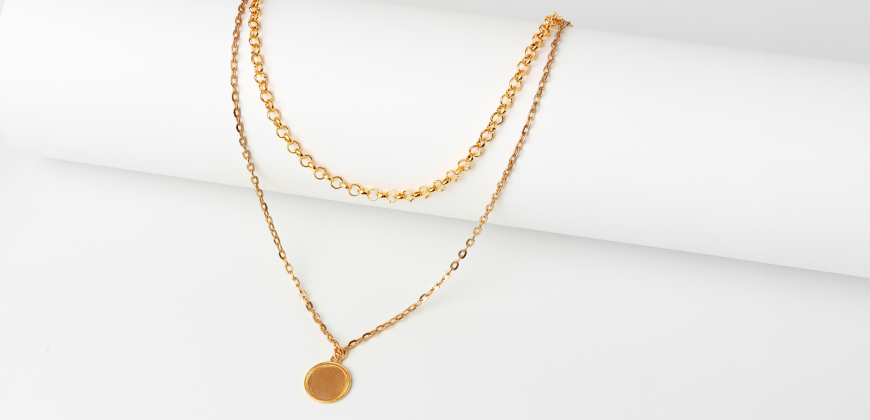 Two gold necklaces 