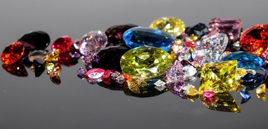 Different types of gemstones next to each other